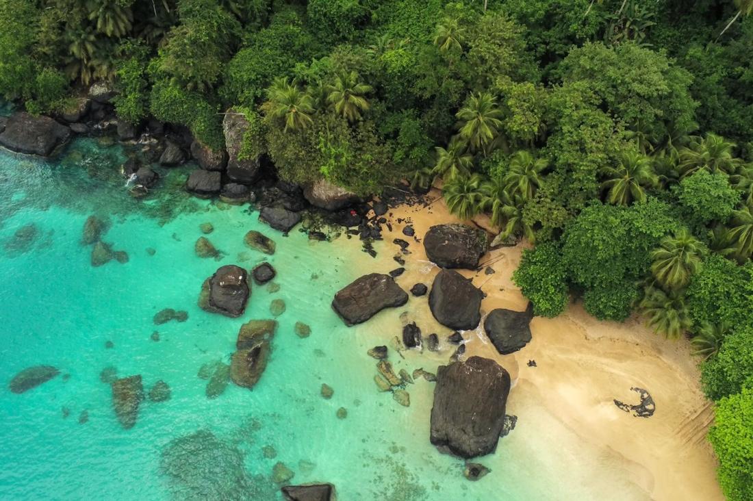 Praia com rochas e mar turquesa em São Tomé e Príncipe